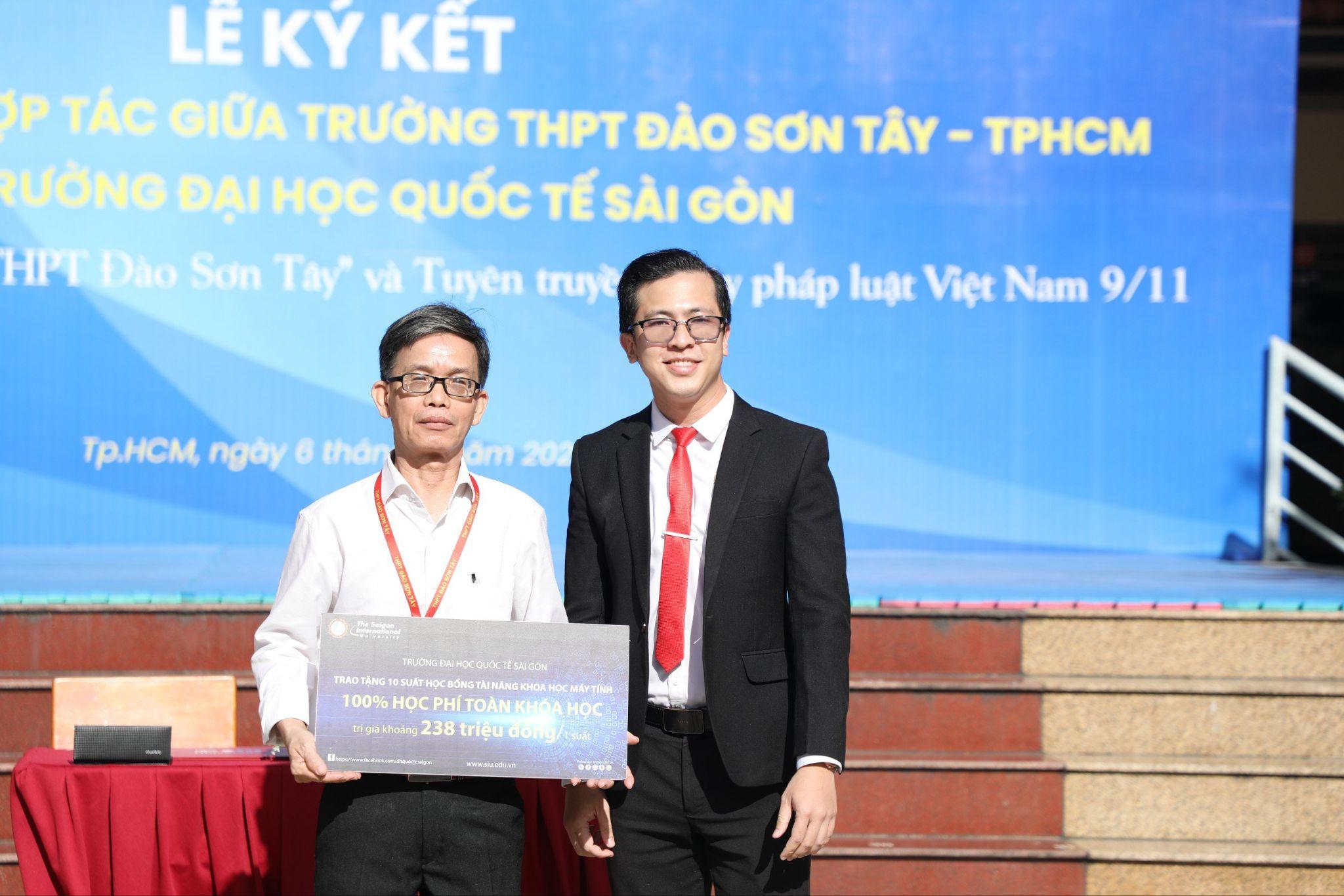 SIU trao 26 suất học bổng đến học sinh Trường THPT Đào Sơn Tây