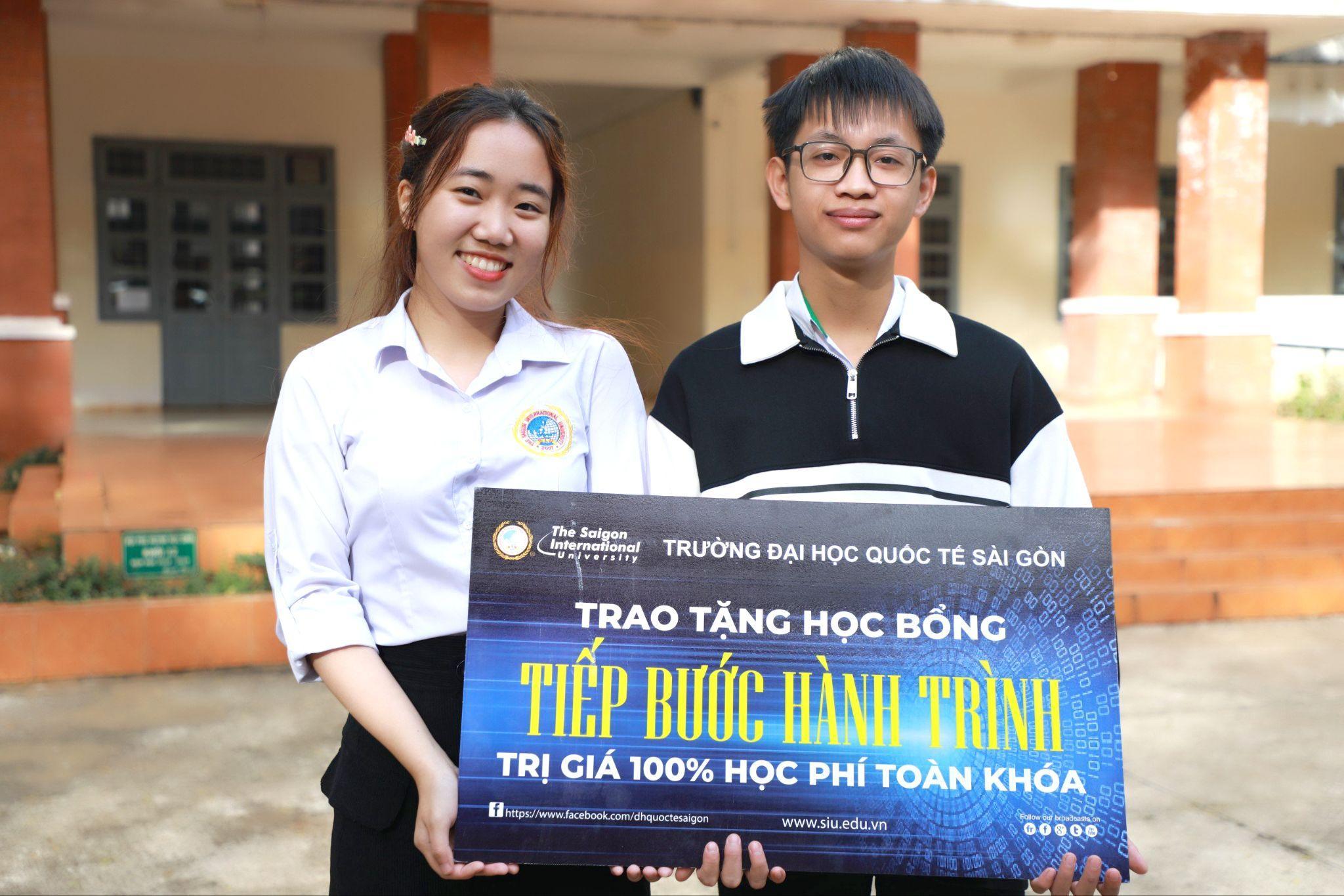 SIU “tiếp lửa” ước mơ cho học sinh có hoàn cảnh khó khăn