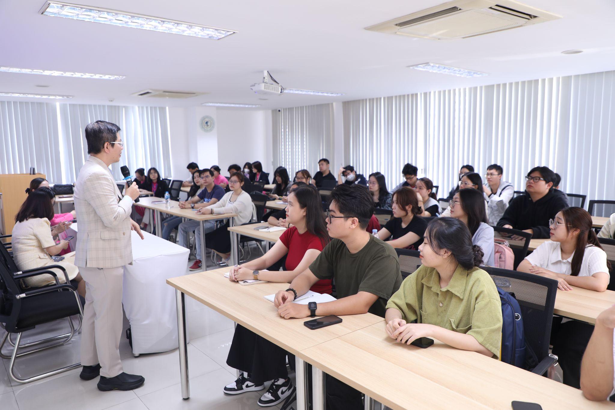 Gặp gỡ tân sinh viên Ngành Ngôn ngữ Anh: Doanh nghiệp bật mí kỹ năng để thành công