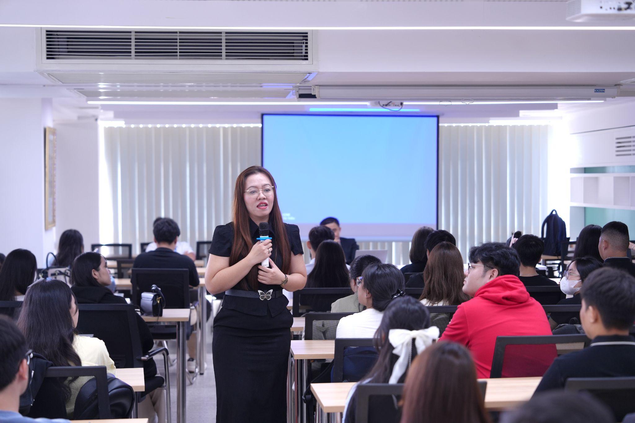 Gặp mặt tân sinh viên K17 ngành Thương mại điện tử và ngành Logistics & Quản lý chuỗi cung ứng